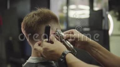 男式理发用电动剃须刀.. 把头发修剪整齐的发型收起来。 理发师为理发店的顾客理发